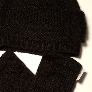 Reitmans black hat and mittens set with flower detail one size NWT